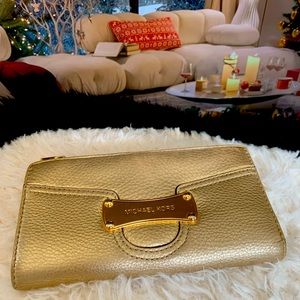✨Michael Kors Shiney Goldtone Wallet✨